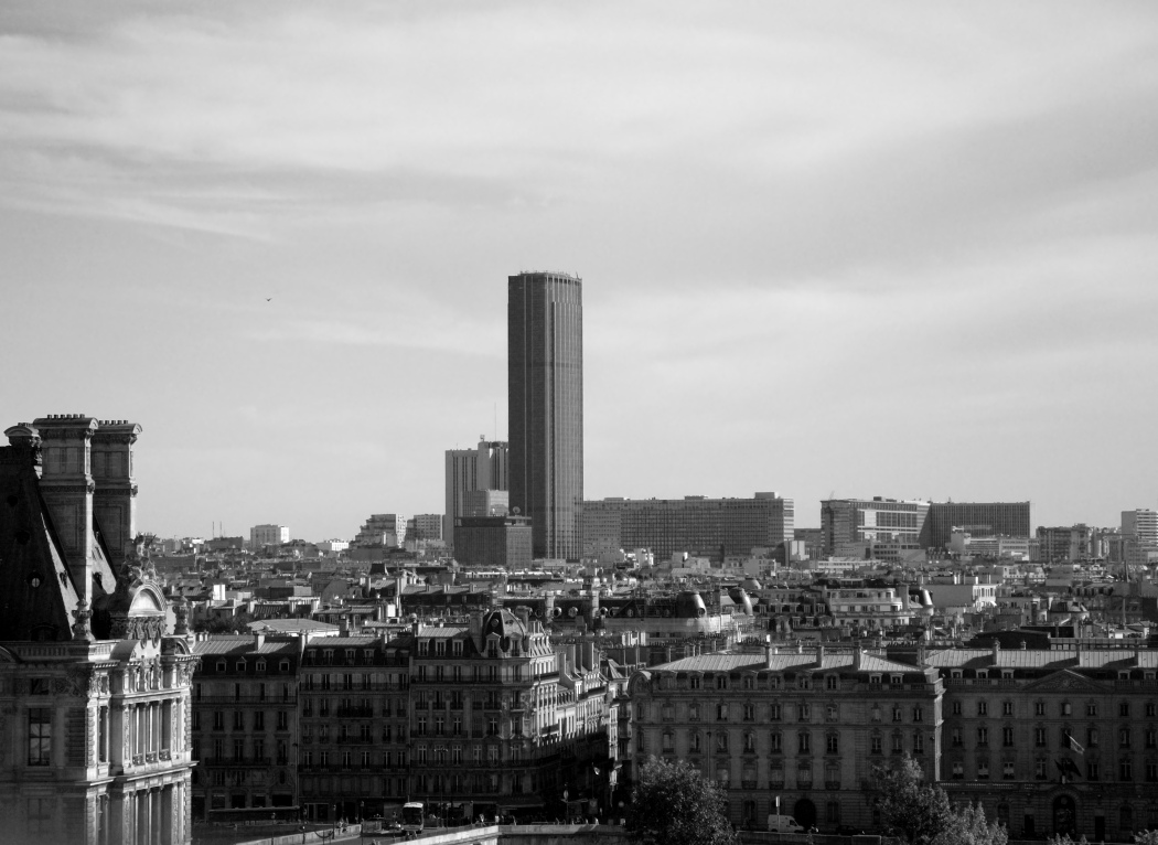 La Tour Montparnasse pointe vers le ciel