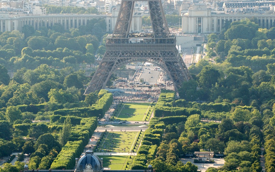 Le fourmillement aux pieds de La Tour Eiffel