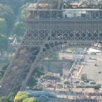 Le fourmillement aux pieds de La Tour Eiffel | fotografie